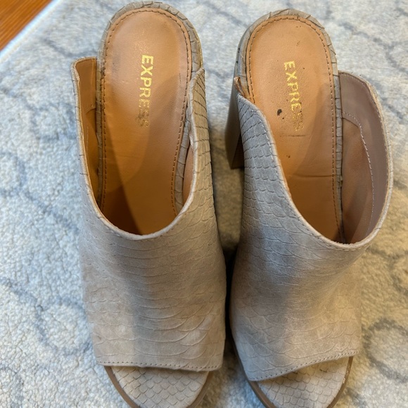 Scale textured slip on heels - Picture 3 of 6